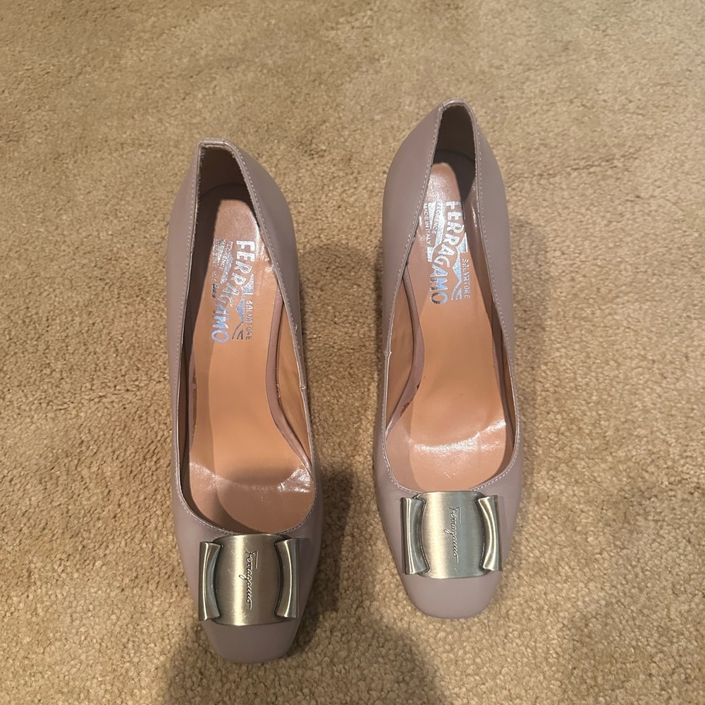 Women Ferragamo shoes size 39